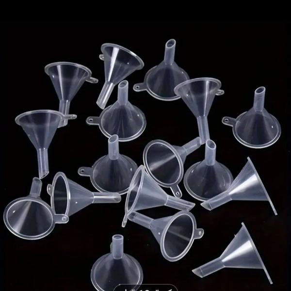 اقماع صغيرة بلاستيكية